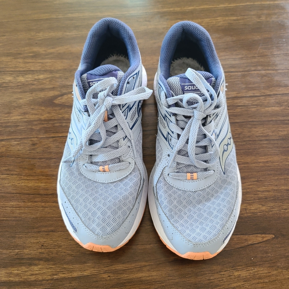 Perfect used Saucony sneaker for women's.